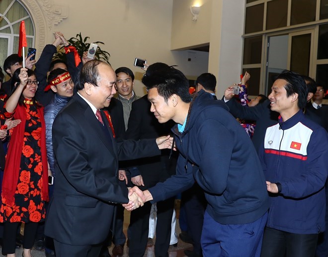 Thủ tướng Nguyễn Xuân Phúc chúc mừng cầu thủ. (Ảnh: Thống Nhất/TTXVN)