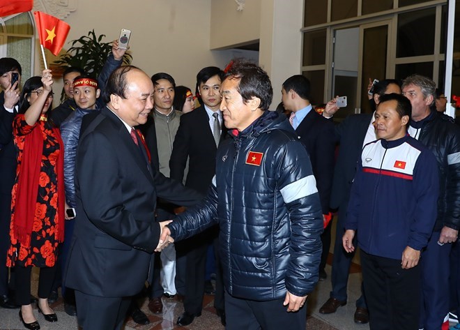 Thủ tướng Nguyễn Xuân Phúc chúc mừng Ban huấn luyện Đội tuyển U23 Việt Nam. (Ảnh: Thống Nhất/TTXVN)