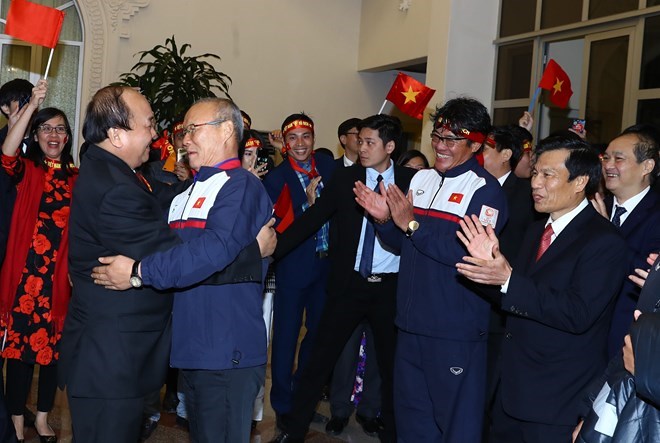 Thủ tướng Nguyễn Xuân Phúc chúc mừng huấn luyện viên Đội tuyển U23 Việt Nam Park Hang-seo. (Ảnh: Thống Nhất/TTXVN)