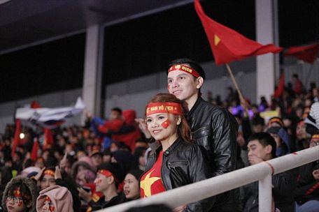 Hàng vạn người hâm mộ vẫn đang kiên nhẫn chờ đón các tuyển thủ U23 Việt Nam đến sân vận động Mỹ Đình để tham gia bữa tiệc gala mừng chiến thắng. Ảnh Nguyễn Tuấn Minh.
