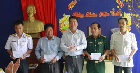 Phó Chủ tịch UBND tỉnh Lữ Quang Ngời tặng quà cho chính quyền địa phương, Trạm Radar 615 và Đồn Biên phòng Hòn Chuối.
