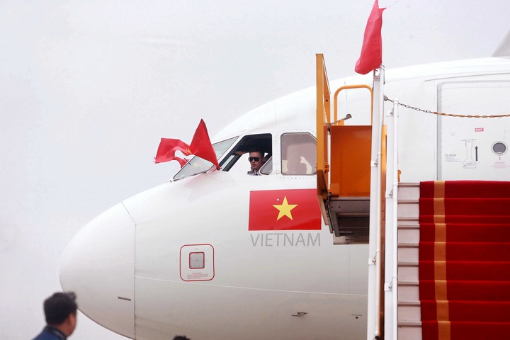 13h10’ chuyên cơ chở đội bóng đá U23 Việt Nam đã hạ cánh tại sân bay Nội Bài (Hà Nội).