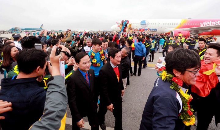 Rất đông các vị lãnh đạo của Bộ Văn hoá, Thể thao và Du lịch cùng Liên đoàn Bóng đá Việt Nam đón tiếp đội bóng khi về nước.