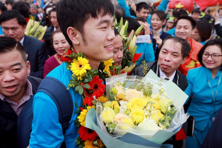Đội trưởng Lương Xuân Trường rất hạnh phúc khi người thân đón tiếp tại sân bay.