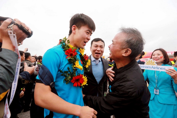 Cha của hậu vệ Duy Mạnh ra sân bay đón con trai.
