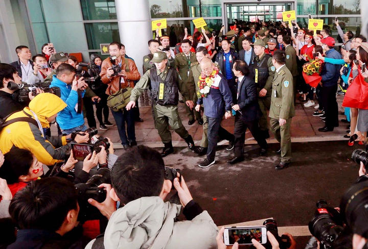 Nhân viên an ninh đưa HLV Park Hang Seo ra khỏi khu vực sân bay.