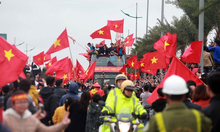 Xe chở đội bóng U23 Việt Nam tiến về thủ đô Hà Nội trong sự chào đón của NHM.