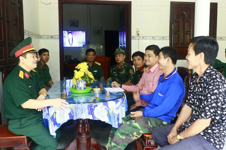Đại tá Phạm Văn Bé Tư- Chỉ huy trưởng Bộ Chỉ huy Quân sự tỉnh đã đến thăm hỏi các gia đình cùng các chiến sĩ đóng quân tại đây.
