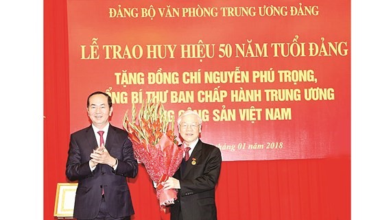 Chủ tịch nước Trần Đại Quang tặng hoa chúc mừng Tổng Bí thư Nguyễn Phú Trọng