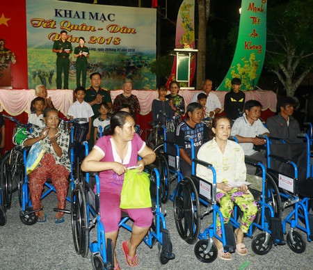 Ban tổ chức vận động trao xe lăn cho người khuyết tật và xe đạp cho học sinh nghèo tại địa phương