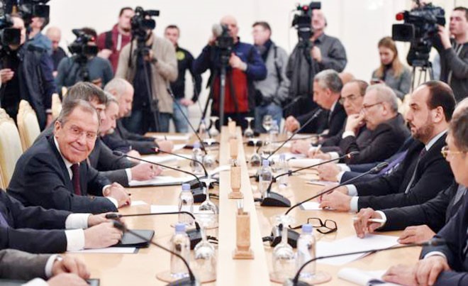 Ngoại trưởng Nga Sergei Lavrov và Trưởng đoàn đàm phán đại diện cho phe đối lập Syria Nasr Al-Hariri trong cuộc gặp tại Moscow ngày 22/1.