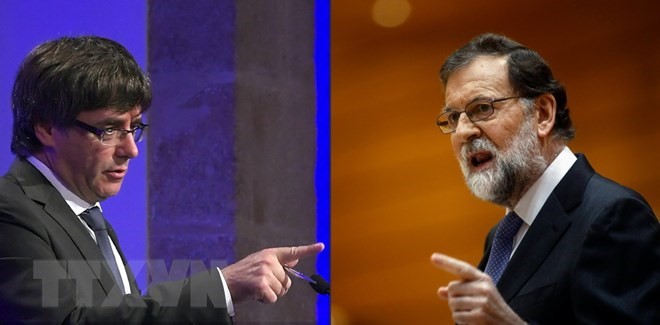 Thủ tướng Tây Ban Nha Mariano Rajoy (phải) và ông Carles Puigdemont (trái) khi còn giữ chức Thủ hiến vùng Catalonia. (Nguồn: AFP/TTXVN)