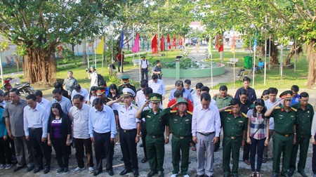Đoàn công tác viếng và thắp hương tưởng niệm tại đền thờ Thổ Châu- nơi tưởng niệm các nạn nhân bị quân Khmer Đỏ sát hại.