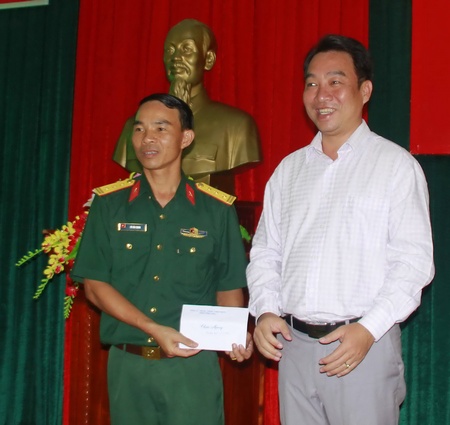 Ủy viên Thường vụ Tỉnh ủy, Phó Chủ tịch UBND tỉnh- Lữ Quang Ngời- tặng quà, chúc tết cán bộ, chiến sĩ Trung đoàn 152 (Quân khu 9) đang đóng quân trên đảo Thổ Chu.