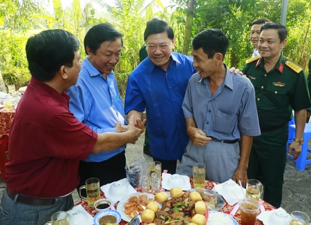 Bí thư Tỉnh ủy- Trần Văn Rón (đứng giữa) thăm và chúc Tết quân- dân