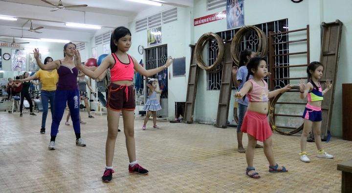 Nhảy aerobic cũng là một trong những cách rèn luyện sức khỏe, giữ dáng, thu hút nhiều phụ nữ và các bé tham gia.