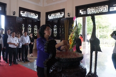 Phó Chủ tịch nước Đặng Thị Ngọc Thịnh cùng lãnh đạo tỉnh Vĩnh Long viếng cố Chủ tịch HĐBT Phạm Hùng.