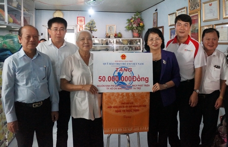 Phó Chủ tịch nước Đặng Thị Ngọc Thịnh tặng 50 triệu đồng hỗ trợ kinh phí hoạt động tại Cơ sở phục hồi chức năng trẻ bại não Ngọc Điểu của bác sĩ Nguyễn Ngọc Điểu.
