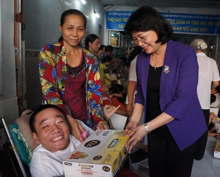 Phó Chủ tịch nước Đặng Thị Ngọc Thịnh tặng quà trẻ em khuyết tật.
