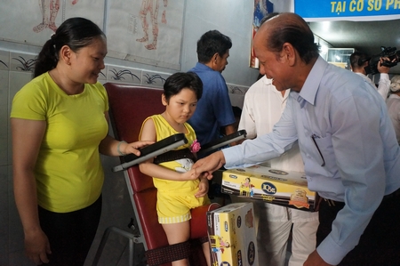 Phó Bí thư Thường trực Tỉnh ủy- Trương Văn Sáu tặng quà tết cho trẻ em khuyết tật.