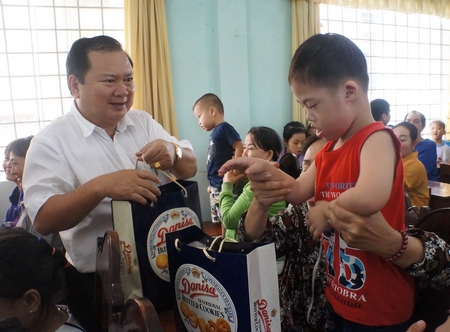 Chủ tịch UBND tỉnh- Nguyễn Văn Quang tặng quà tết cho trẻ em khuyết tật.