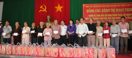 Phó Chủ tịch nước ĐặngThị Ngọc Thịnh và lãnh đạo tỉnh Vĩnh Long tặng quà tết cho gia đình chính sách huyện Vũng Liêm.