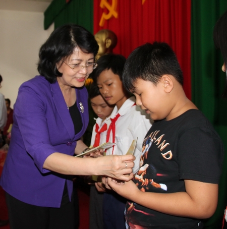 Trẻ em có hoàn cảnh khó khăn vui mừng được nhận quà tết của Phó Chủ tịch nước.
