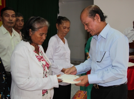 Phó Bí thư Thường trực Tỉnh ủy- Trương Văn Sáu tặng quà tết cho gia đình chính sách huyện Long Hồ.