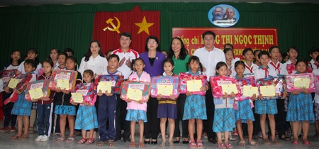 Phó Chủ tịch nước ĐặngThị Ngọc Thịnh tặng quà tết cho trẻ em nghèo huyện Long Hồ.