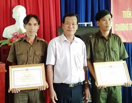  Ông Nguyễn Văn Phỉ- Chủ tịch UBND xã Hòa Ninh- trao bằng khen 2 chiến sĩ công an.