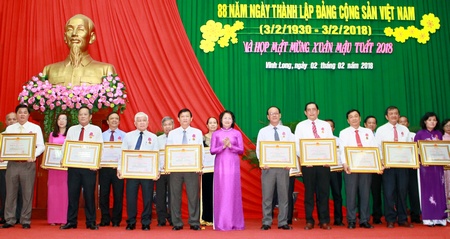 Phó Chủ tịch nước- Đặng Thị Ngọc Thịnh trao Huân chương Lao động hạng II cho các cá nhân.