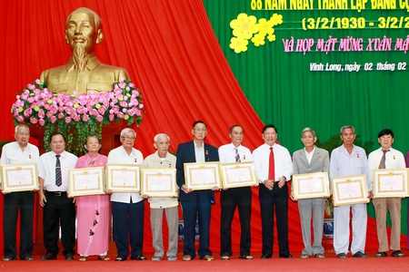 Bí thư Tỉnh ủy- Trần Văn Rón (tứ tư từ phải sang) và Phó Bí thư Tỉnh ủy, Chủ tịch UBND tỉnh- Nguyễn Văn Quang (thứ hai từ trái sang) trao Huy hiệu Đảng cho đảng viên cao niên tuổi Đảng.