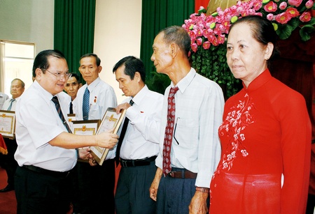 Phó Bí thư Tỉnh ủy, Chủ tịch UBND tỉnh Nguyễn Văn Quang trao Huy hiệu Đảng cho đảng viên cao niên tuổi Đảng
