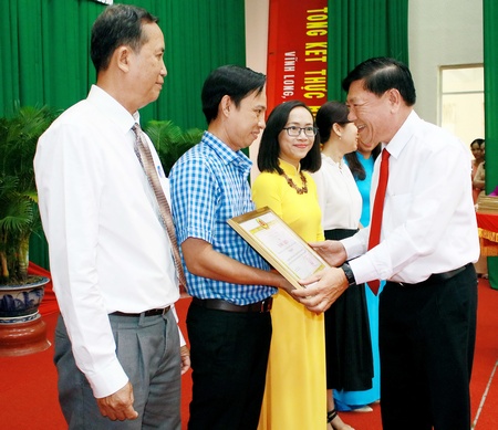 Bí thư Tỉnh ủy- Trần Văn Rón trao Giải báo chí Búa Liềm Vàng năm 2017 của tỉnh cho  các tác giả đạt giải (ảnh: Dương Thu)