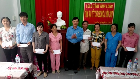 Ông Huỳnh Bá Long- Chủ tịch Liên đoàn Lao động tỉnh thăm, tặng quà CNVC- LĐ khó khăn tại huyện Trà Ôn.
