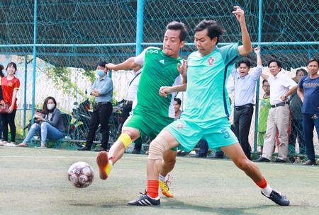 Thi đấu bóng đá tại hội thao ngành y tế tỉnh Vĩnh Long 2017.