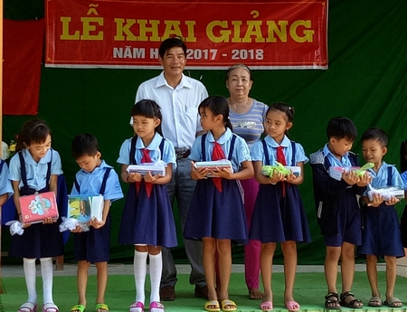 Học sinh Trường Tiểu học Nhơn Bình B an tâm cắp sách đến trường thông qua chính sách an sinh xã hội và các nguồn tài trợ.