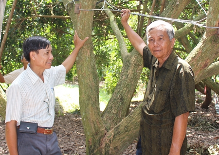 Với việc xử lý nhãn Edor cho trái nghịch vụ, ông Nguyễn Văn Phúc (phải) thu lời trên 1 tỷ đồng/năm.