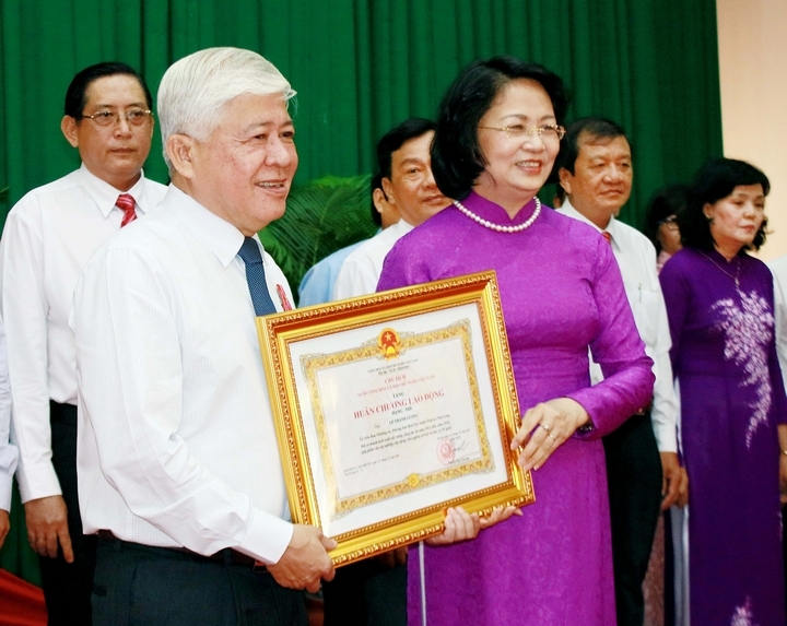 Phó Chủ tịch nước Đặng Thị Ngọc Thịnh trao Huân chương Lao động hạng II cho 25 cá nhân có thành tích xuất sắc.Ảnh: DƯƠNG THU