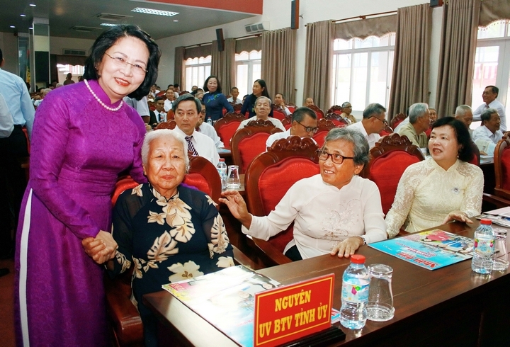 Phó Chủ tịch nước Đặng Thị Ngọc Thịnh thăm hỏi các nguyên lãnh đạo tỉnh. Ảnh: DƯƠNG THU