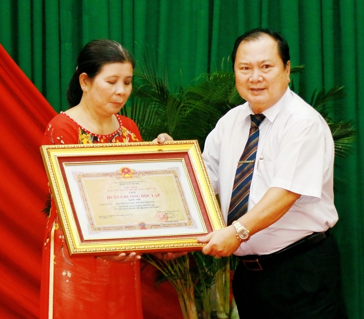 Phó Bí thư Tỉnh ủy, Chủ tịch UBND tỉnh- Nguyễn Văn Quang trao Huân chương Độc lập cho đại diện gia đình có công với nước.Ảnh: DƯƠNG THU