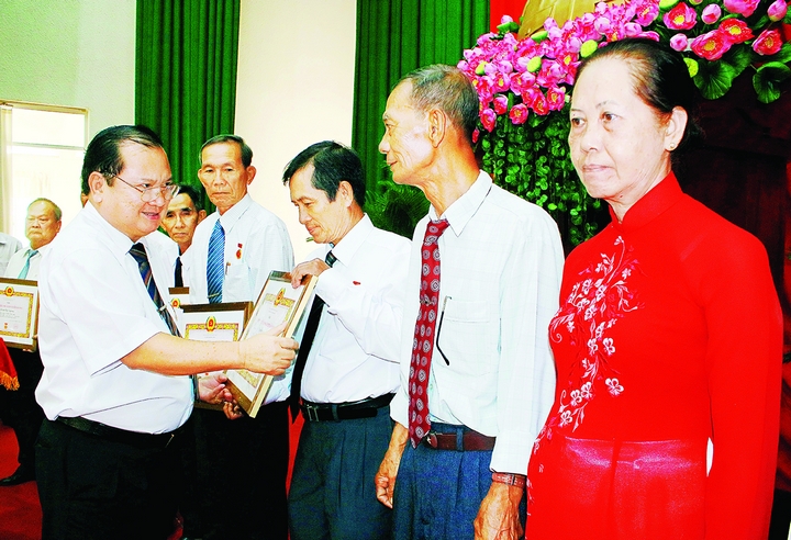 Dịp 3/2, Tỉnh ủy trao 57 Huy hiệu Đảng 50- 70 năm tuổi Đảng. Ảnh: DƯƠNG THU