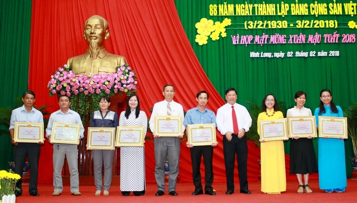 Bí thư Tỉnh ủy- Trần Văn Rón (thứ tư từ phải sang) trao Giải báo chí Búa Liềm Vàng năm 2017 của tỉnh cho các tác giả đạt giải. Ảnh: DƯƠNG THU