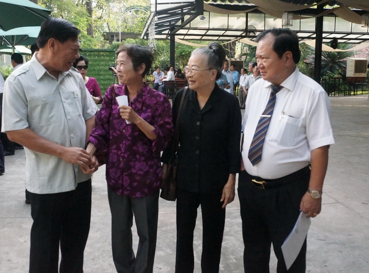 Bí thư Tỉnh ủy- Trần Văn Rón và Chủ tịch UBND tỉnh- Nguyễn Văn Quang thăm hỏi bà con đồng hương.