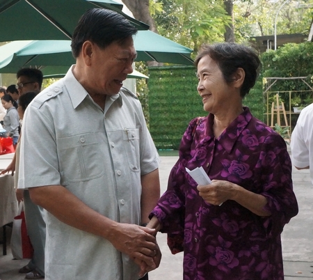 Bí thư Tỉnh ủy- Trần Văn Rón thăm hỏi bà con đồng hương