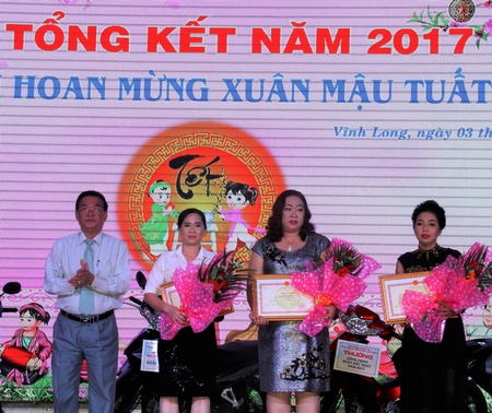 Ông Trần Hoàng Tựu- Tỉnh ủy viên, Phó Chủ tịch UBND tỉnh (bìa trái) chúc mừng và trao tặng các danh hiệu, giải thưởng cho các cá nhân, tập thể công ty đạt thành tích xuất sắc.