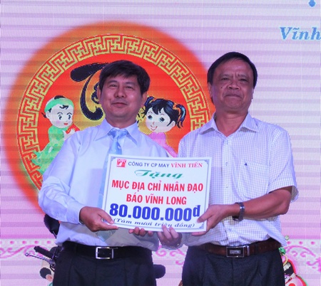 Ông Nguyễn Minh Tuệ- Giám đốc Công ty CP May Vĩnh Tiến (bên trái) trao tặng 80 triệu đồng của CB-CNV ủng hộ “Địa chỉ nhân đạo” năm 2018 đến ông Phạm Hoàng Khải- Tổng biên tập Báo Vĩnh Long.