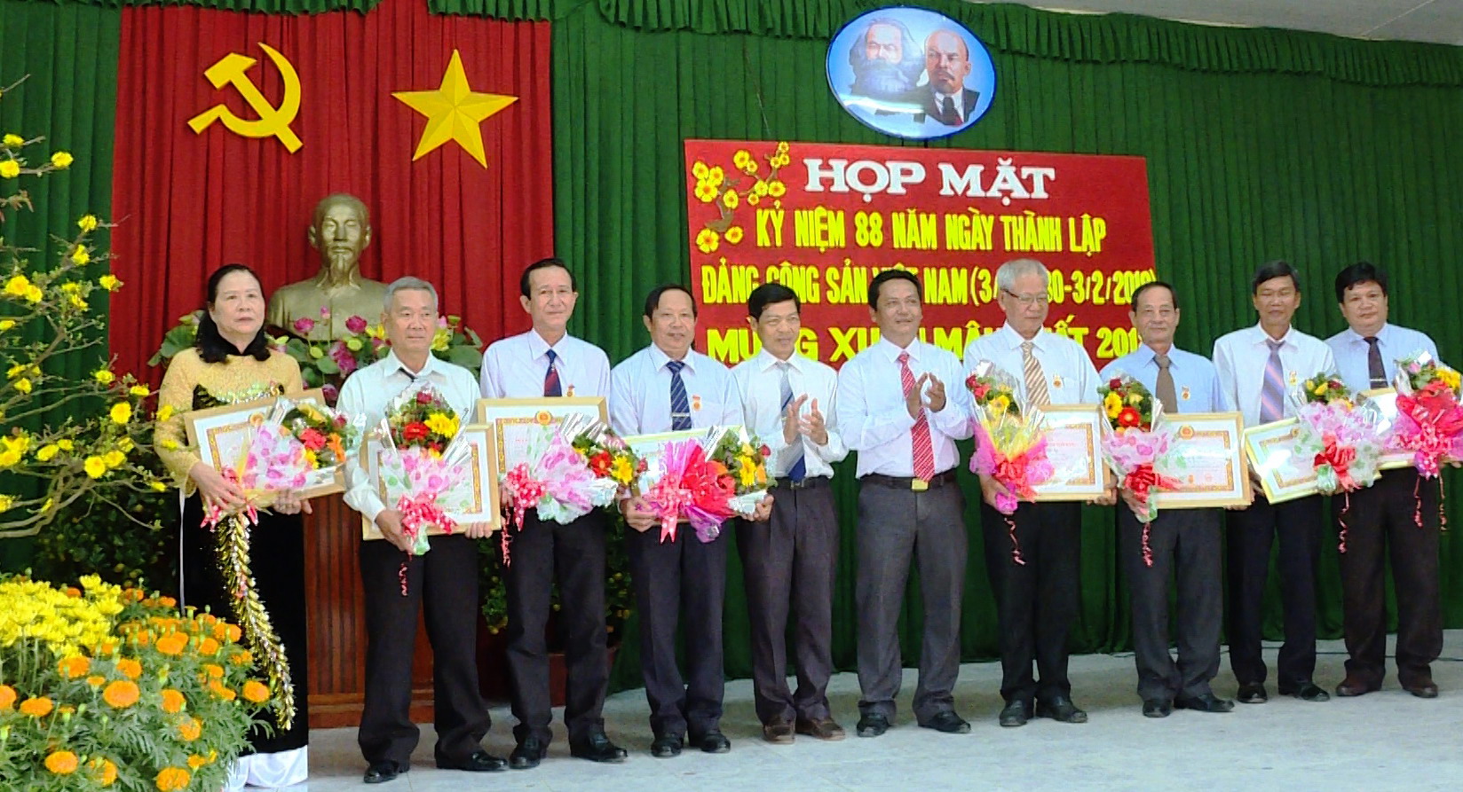 Ông Hồ Văn Minh- Tỉnh ủy viên, Bí thư Huyện ủy Long Hồ trao Huy hiệu Đảng cho các đảng viên 