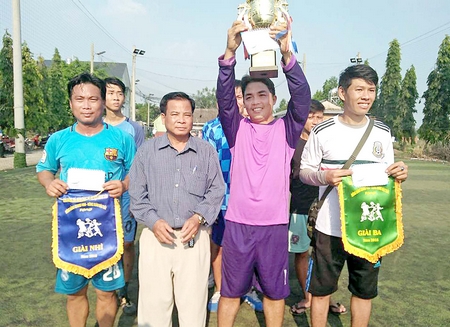 Ông Nguyễn Văn Vô- Phó Phòng Văn hoá- Thông tin trao chiếc cúp vô địch mùa giải 2018 cho đội Công an huyện. 