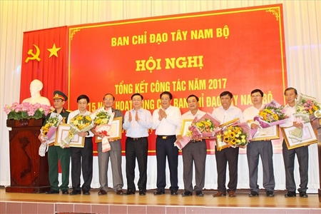 Phó Thủ tướng Vương Đình Huệ (thứ 4 từ trái sang) trao khen thưởng cho các tập thể, cá nhân.
